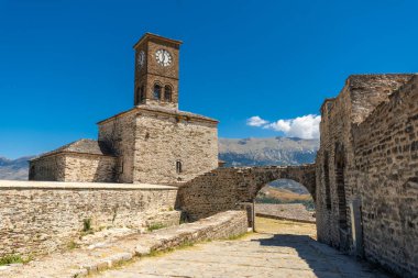 Gjirokaster veya Cirokastra 'daki Osmanlı Kalesi' ndeki Saat Kulesi 'ndeki patika. Arnavutluk, Kulla e Sahatit