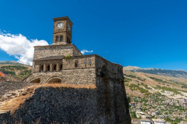 Gjirokaster veya Cirokastra 'daki Osmanlı Kalesi' ndeki Saat Kulesi 'nin detayları. Arnavutça