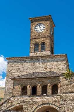 Gjirokaster veya Cirokastra 'daki Osmanlı Kalesi' ndeki Saat Kulesi 'nin detayları. Arnavutluk, Kulla e Sahatit