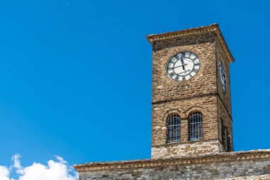 Gjirokaster veya Cirokastra 'daki Osmanlı Kalesi' ndeki Saat Kulesi 'nin detayları. Arnavutluk, Kulla e Sahatit