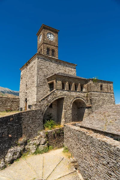 Gjirokaster veya Cirokastra 'daki Osmanlı Kalesi' ndeki Saat Kulesi 'ndeki patika. Arnavutluk, Kulla e Sahatit