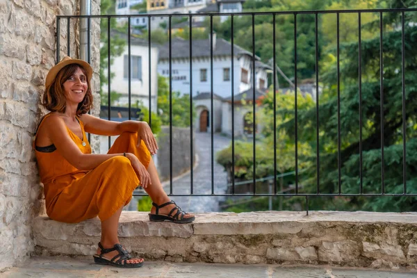 Portrait Tourist Woman Sitting Waving Viewpoint City Gjirokaster Gjirokastra Albanian — Stock Photo, Image