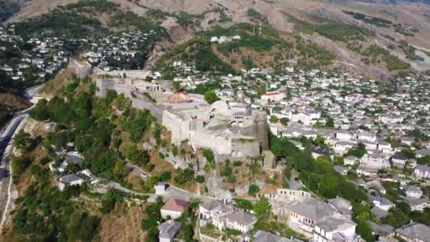 Vista Aérea Del Antiguo Castillo Fortaleza Ciudad Gjirokaster Gjirokastra Albania — Vídeos de Stock