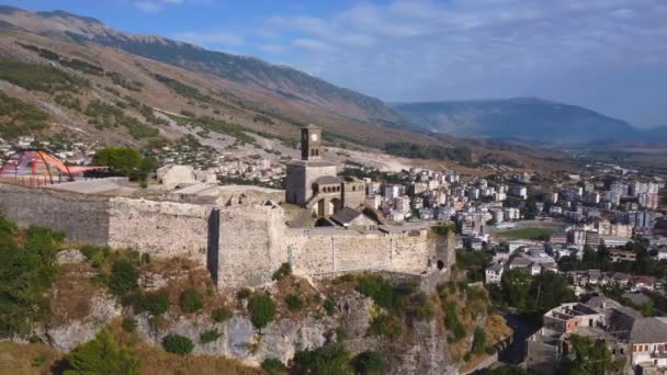 Vista Aérea Del Antiguo Castillo Fortaleza Ciudad Gjirokaster Gjirokastra Albania — Vídeos de Stock