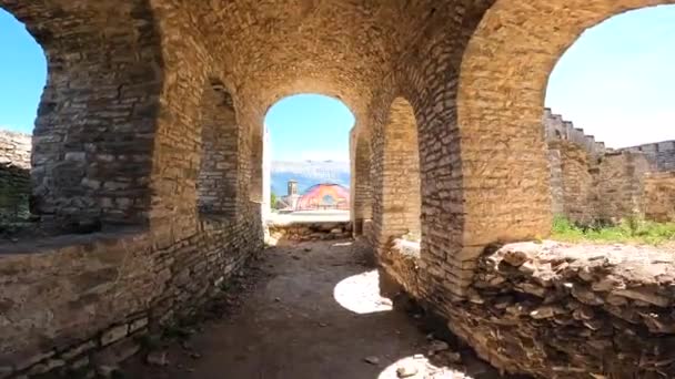 奥斯曼帝国城堡的内部城堡Gjirokaster或Gjirokastra和后面的钟楼 阿尔巴尼亚文 — 图库视频影像