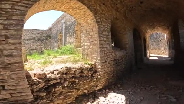 Interiörer Den Ottomanska Fästningen Gjirokaster Eller Gjirokastra Slott Och Klocktornet — Stockvideo