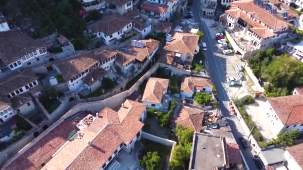 アルバニアの城と瓦礫 1000の窓の街 オーバーヘッドビューの空中ドローンビュー — ストック動画