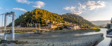 Arnavutluk 'un tarihi Berat kenti ve nehri UNESCO' nun Gorica bölgesine yönelik kent köprüsünde panoramik