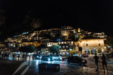 Arnavutluk 'un aydınlık tarihi Berat kentinde yürüyen turistler, binlerce pencereli UNESCO kenti