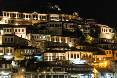 Arnavutluk 'un aydınlık tarihi Berat kentindeki evlerin ayrıntıları, binlerce pencereli bir şehir olan UNESCO