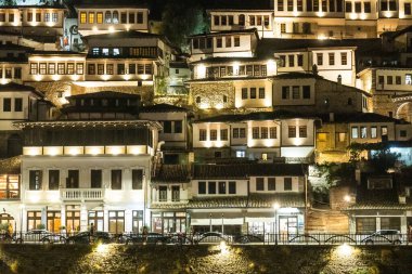 Arnavutluk 'un aydınlık tarihi Berat kentindeki evlerin ayrıntıları, binlerce pencereli bir şehir olan UNESCO