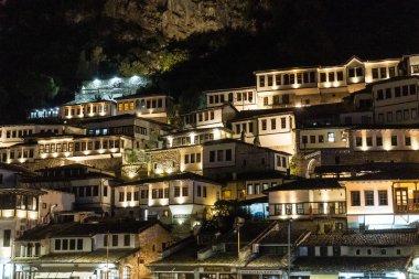 Arnavutluk 'taki tarihi Berat kentinin güzel evlerinin ayrıntıları