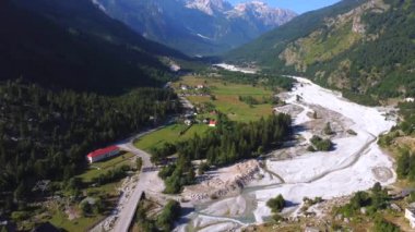 Valbona vadisi ve pansiyon alanı, Theth ulusal parkı, Arnavutluk Alpleri ve Arnavutluk 'un panoramik hava aracı görüntüsü