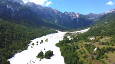 Yaz mevsiminde Valbona vadisi ve kurak nehrin havadan görünüşü, Theth ulusal parkı, Arnavutluk Alpleri, Arnavutluk