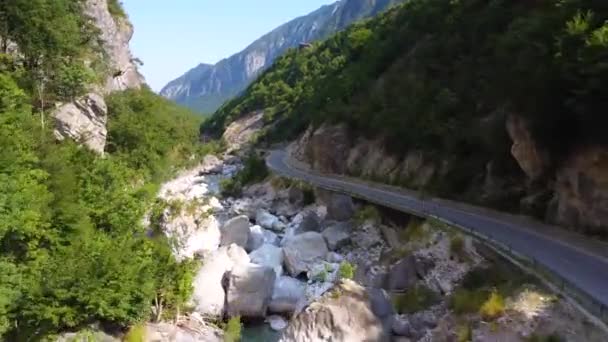 Yokuş Yukarı Giden Yolun Yanındaki Valbona Vadisi Nin Güzel Turkuaz — Stok video