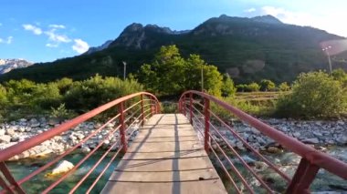Valbona Vadisi 'nin turkuaz su nehri üzerindeki kırmızı köprü, Theth ulusal parkı, Arnavutluk Alpleri, Arnavutluk