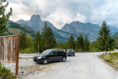 Otomobil, Valbona Vadisi, Theth Ulusal Parkı, Arnavutluk Alpleri ve Valbona Arnavutluk 'ta yolun başında park etti.