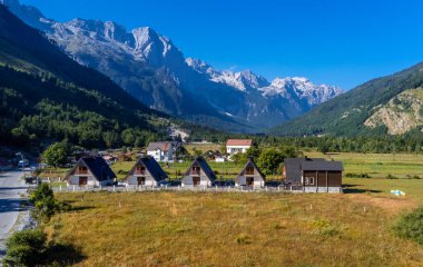 Valbona Vadisi 'nin havadan görünüşü ve güzel evleri, Theth Ulusal Parkı, Arnavutluk Alpleri, Arnavutluk.