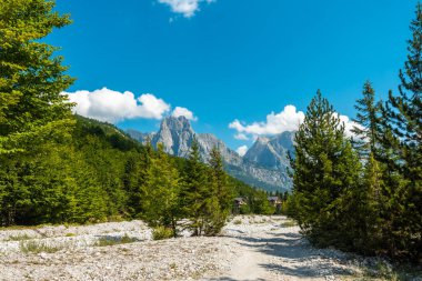 Valbona Vadisi 'ndeki patika Theth, Theth Ulusal Parkı, Arnavutluk Alpleri, Valbona Arnavutluk' a gidiyor