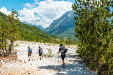 Valbona Vadisi 'nde yürüyüş yapan yürüyüşçüler ağaçlar, Theth Ulusal Parkı, Arnavutluk Alpleri, Arnavutluk