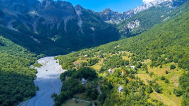 Valbona Vadisi, Theth Ulusal Parkı, Arnavutluk Alpleri, Arnavutluk 'un insansız hava aracı manzarası.