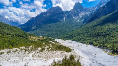 Valbona Vadisi, Theth Ulusal Parkı, Arnavutluk Alpleri, Arnavutluk 'un insansız hava aracı manzarası.