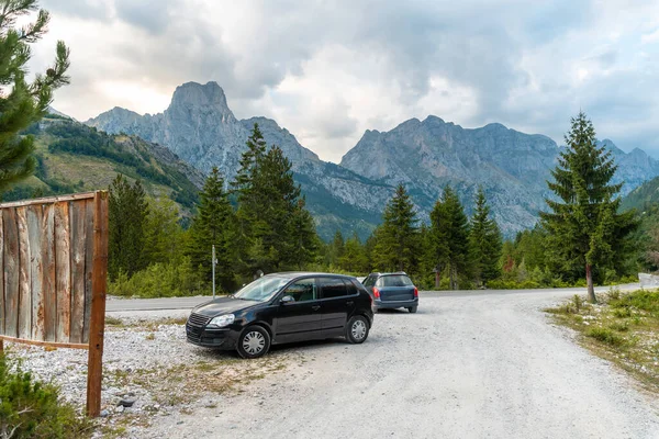 Otomobil, Valbona Vadisi, Theth Ulusal Parkı, Arnavutluk Alpleri ve Valbona Arnavutluk 'ta yolun başında park etti.