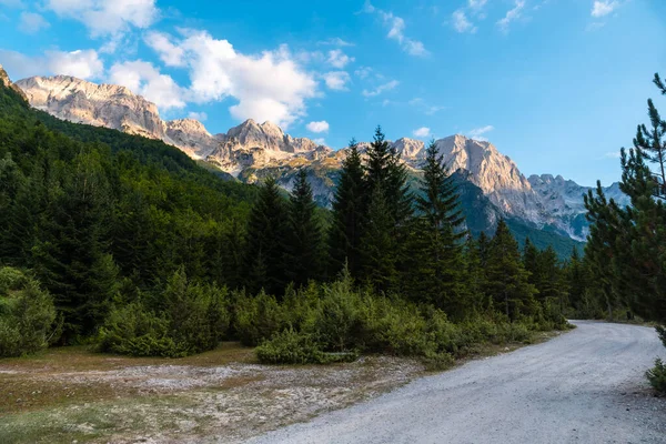 巴尔博纳山谷山顶上沿着小路的橙色落日 阿尔巴尼亚阿尔卑斯山第2国家公园 巴尔博纳阿尔巴尼亚 — 图库照片