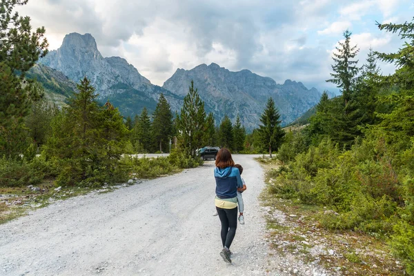 Oğluyla birlikte Valbona Vadisi, Theth Ulusal Parkı, Arnavutluk Alpleri, Valbona Arnavutluk 'ta bir patikada yürüyen genç bir kadın