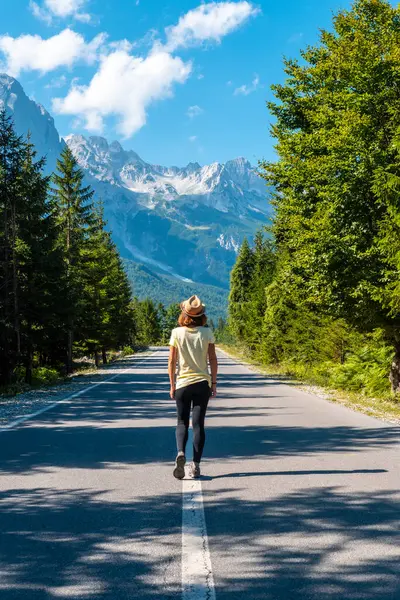 Valbona Vadisi, Theth Ulusal Parkı, Arnavutluk Alpleri ve Valbona Arnavutluk 'ta bir kadın yolda yürüyor