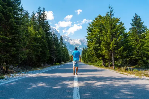 Yaz aylarında Valbona Vadisi, Theth Ulusal Parkı, Arnavutluk Alpleri ve Valbona Arnavutluk yolunda yürüyen bir turist