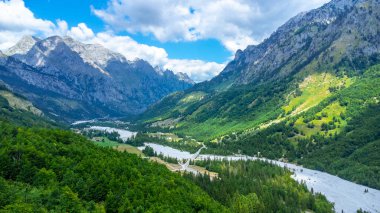 Valbona Vadisi, Theth Ulusal Parkı, Arnavutluk Alpleri ve Arnavutluk 'un panoramik hava aracı görüntüsü.