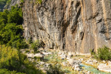 Valbona Vadisi, Theth Ulusal Parkı, Arnavutluk Alpleri, Arnavutluk 'un güzel turkuaz nehrinde yüzme sahili