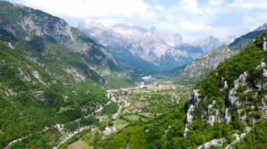 Arnavutluk 'un Theth Ulusal Parkı vadisinde çekim yapıldı. Alp Dağları