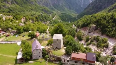Arnavutluk 'un Theth ulusal parkı vadisindeki Nikoll Koeku kulesinin üzerinde çekim yapıldı. Alp Dağları