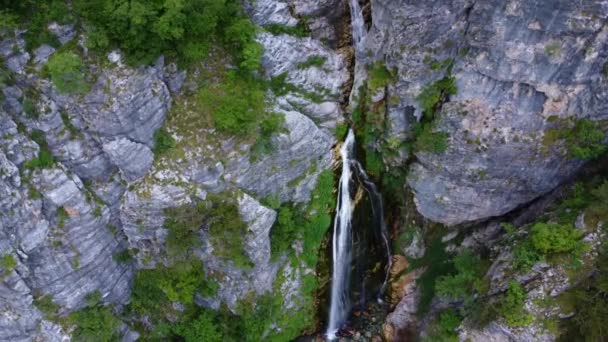 Вид Повітряного Безпілотника Водоспад Національному Парку Тет Албанія Спускаючись Дрону — стокове відео