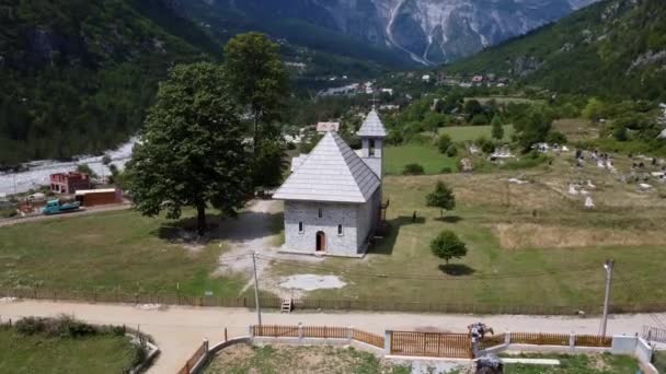 Flygdrönare Utsikt Över Den Katolska Kyrkan Dalen Theth Nationalpark Albanien — Stockvideo