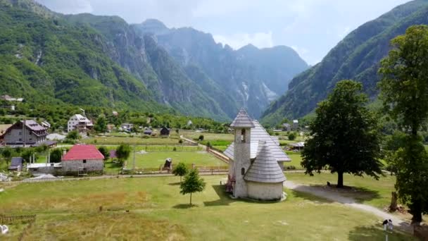 Luftaufnahme Der Katholischen Kirche Tal Des Theth Nationalparks Albanien Albanische — Stockvideo