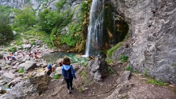 Turista Trekkingu Při Vodopádu Národním Parku Theth Albánie — Stock video