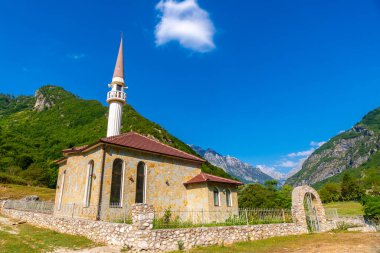 Valbona Vadisi, Theth Ulusal Parkı, Arnavutluk Alpleri 'ndeki Dragobi' deki güzel cami