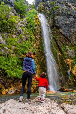 Anne ve oğlu Grunas Şelalesi yazın Arnavutluk 'taki Theth Ulusal Parkı' nda. Arnavut Alpleri