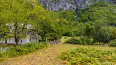 Arnavutluk 'un Theth Ulusal Parkı' ndaki Grunas şelalesinin altındaki güzel ahşap kulübe. Arnavut Alpleri