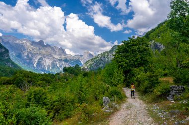 Arnavutluk 'un Theth ulusal parkındaki Grunas Şelalesi' ne doğru yürüyüş rotası