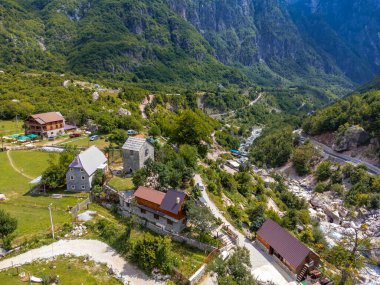 Arnavutluk 'un Theth ulusal parkındaki Nikoll Koceku kulesinin hava manzarası. Alp Dağları