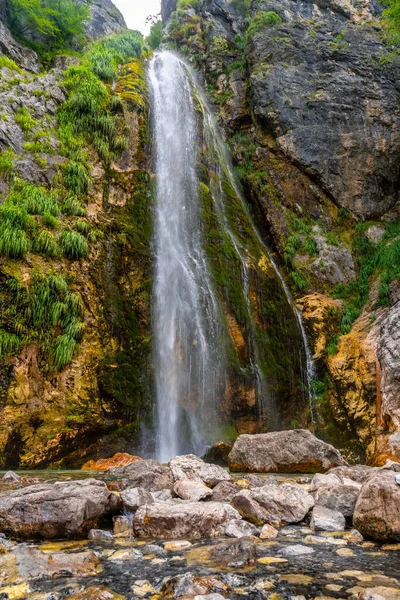 Arnavutluk 'un Theth Ulusal Parkı' nın Grunas şelalesi yazın aşağıdan geliyor. Arnavut Alpleri