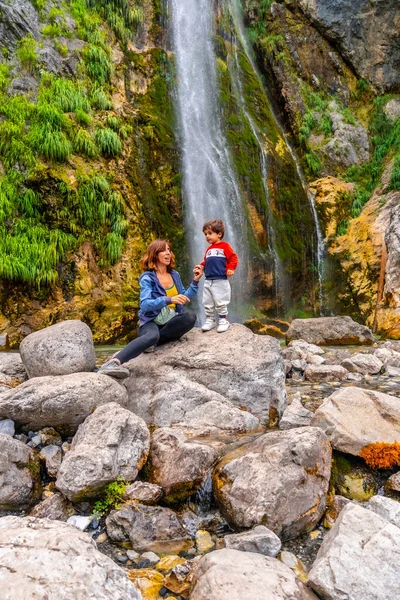 Äiti Hänen Poikansa Grunas Vesiputous Theth Kansallispuisto Albania Alpit — kuvapankkivalokuva