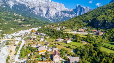 Arnavutluk 'un Theth Ulusal Parkı' ndaki kır evleri ve otellerin insansız hava aracı görüntüsü. Arnavut Alpleri