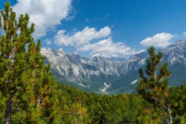 Arnavutluk 'un Theth ulusal parkının dağ zirveleri. Arnavut Alpleri