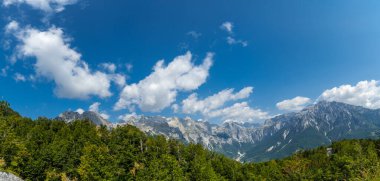 Arnavutluk 'un Theth Ulusal Parkı' nın vadi zirvelerinin panoramik manzarası. Arnavut Alpleri