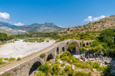 Shkoder yakınlarındaki Old Mes köprüsünün yaz manzarası. Arnavutluk, Avrupa. Osmanlı taş kemer köprüsü Ura e Kadiut